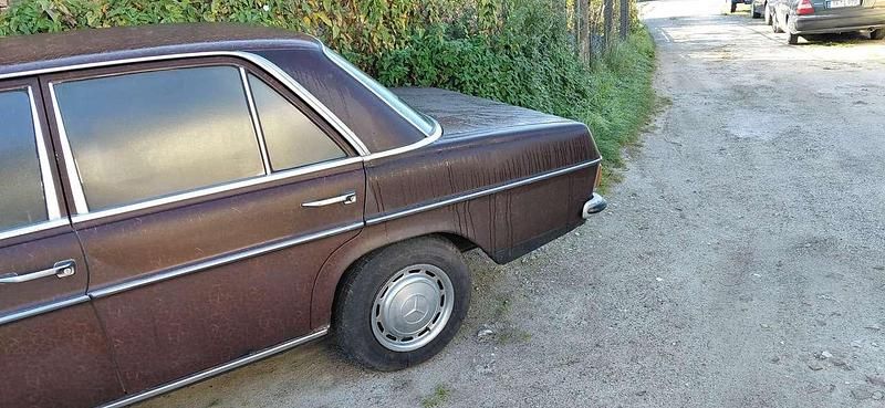 Braun Gebraucht 1968 Mercedes W114 Limousine | 6.000 € - Bild 1/2