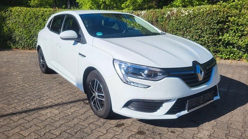 Weiß Gebraucht 2019 Renault Mégane IV Life Limousine | 9.990 € (Guter Preis) - Bild 1/4