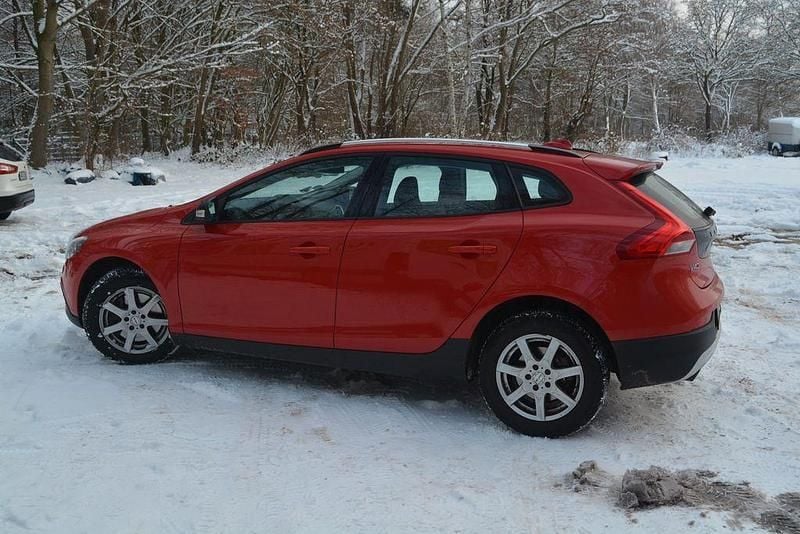 Rot Gebraucht 2015 Volvo V40 CC Kinetic Kombi | 12.880 € (Etwas zu teuer) - Bild 1/4