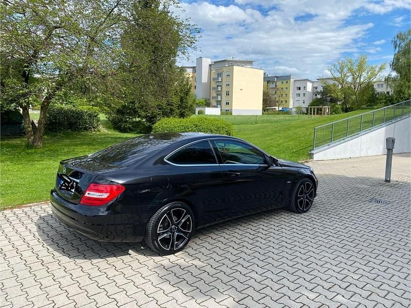 Gebraucht Mercedes C180 156 PS (114 kW) 2011 Schwarz Coupé