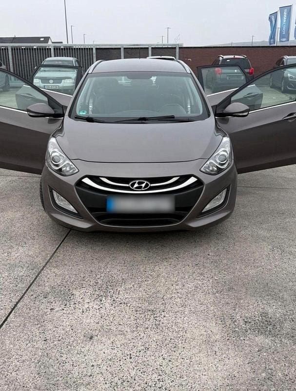 Gebraucht Hyundai i30 128 PS (94 kW) 2014 Braun Kleinwagen