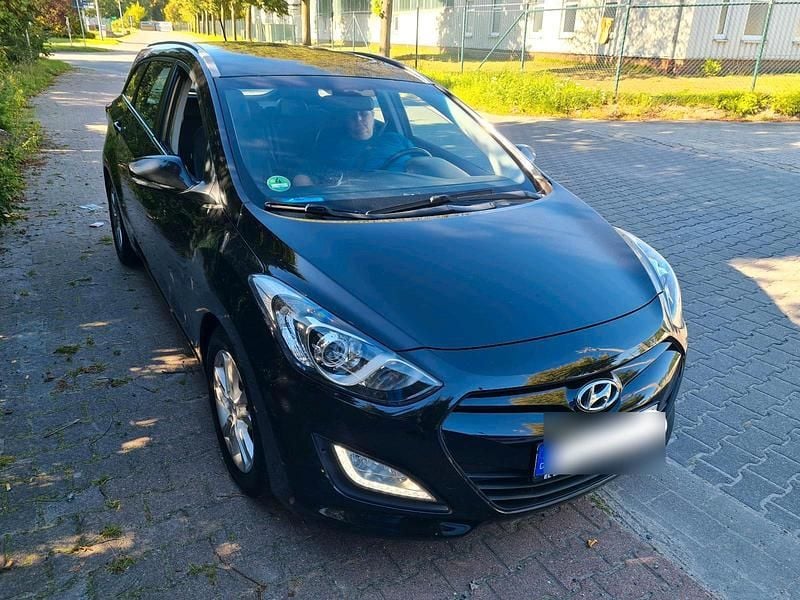 Schwarz Gebraucht 2012 Hyundai i30 Kombi | 6.900 € (Etwas zu teuer) - Bild 1/4