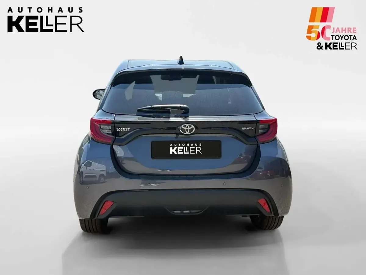 Neu Toyota Yaris 117 PS (86 kW) 2026 Grau Kleinwagen