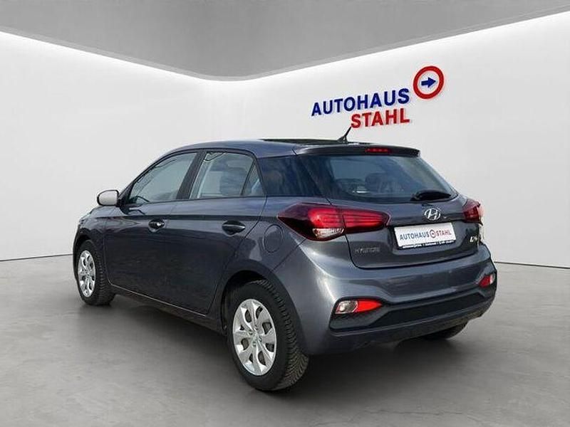 Gebraucht Hyundai i20 Select 75 PS (55 kW) 2020 Star dust metallic Kleinwagen