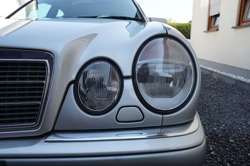 Usata Mercedes E240 Elegance 170 CV (125 kW) 1998 Argento Berlina