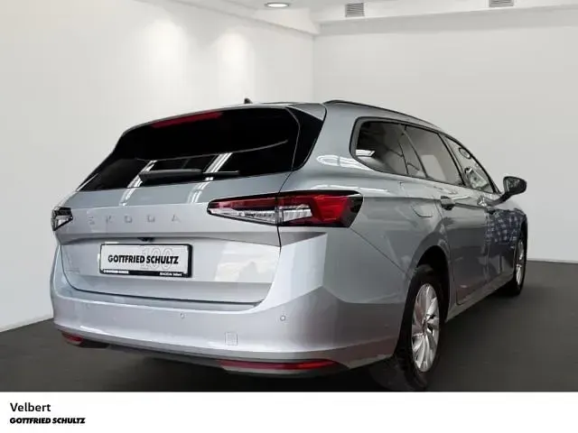 Gebraucht Skoda Superb Essence 150 PS (110 kW) 2025 Silber Kombi