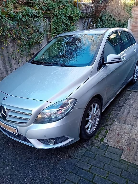 Silber Gebraucht 2013 Mercedes B180 Van / Kleinbus | 9.380 € (Fairer Preis) - Bild 1/4