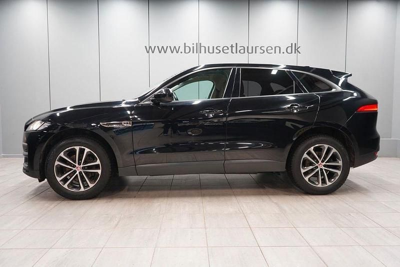 Używany Jaguar F-Pace Pure 179 KM (131 kW) 2017 Czarny SUV