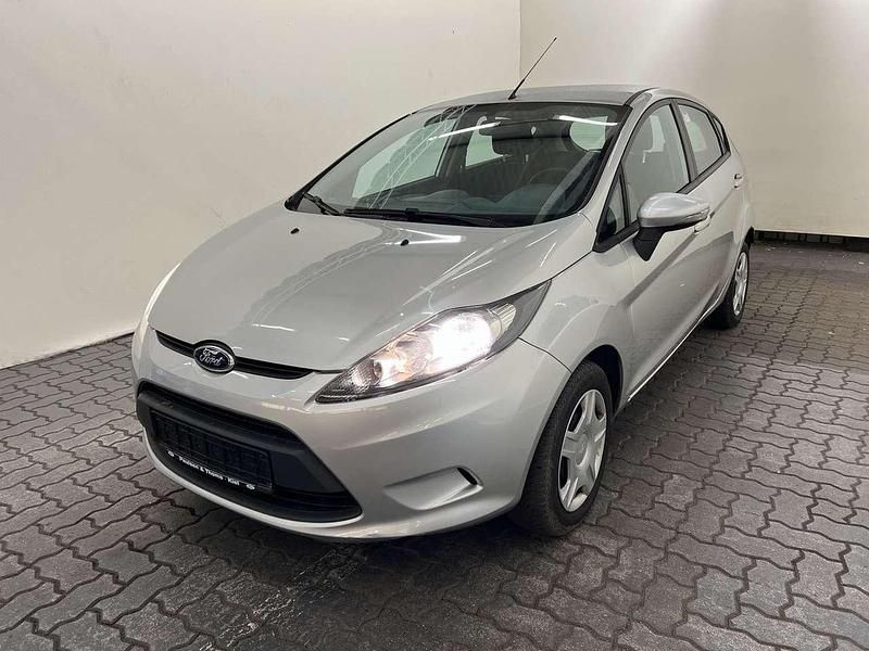 Gebraucht Ford Fiesta Trend 60 PS (44 kW) 2011 Polarsilber Kleinwagen