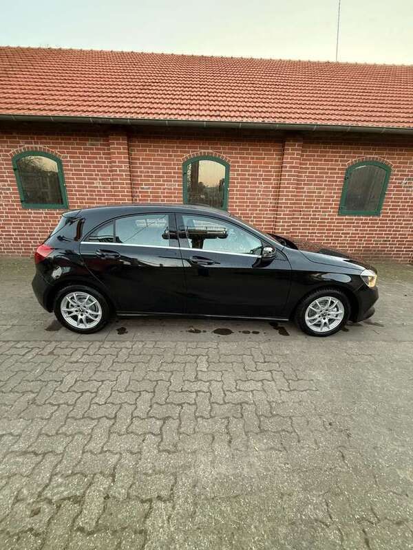 Gebraucht Mercedes A180 Style 109 PS (80 kW) 2018 Kosmosschwarz  metalliclack Kleinwagen