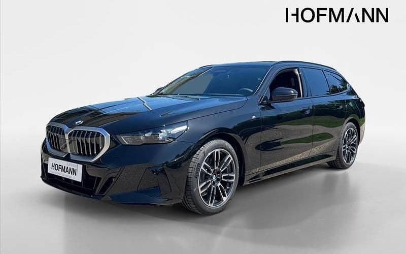 Schwarz Gebraucht 2025 BMW 520 Comfort Edition Kombi | 64.530 € (Fairer Preis) - Bild 1/4
