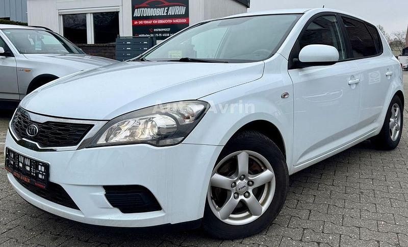 Weiß Gebraucht 2010 Kia Ceed Limousine | 3.499 € (Guter Preis) - Bild 1/4