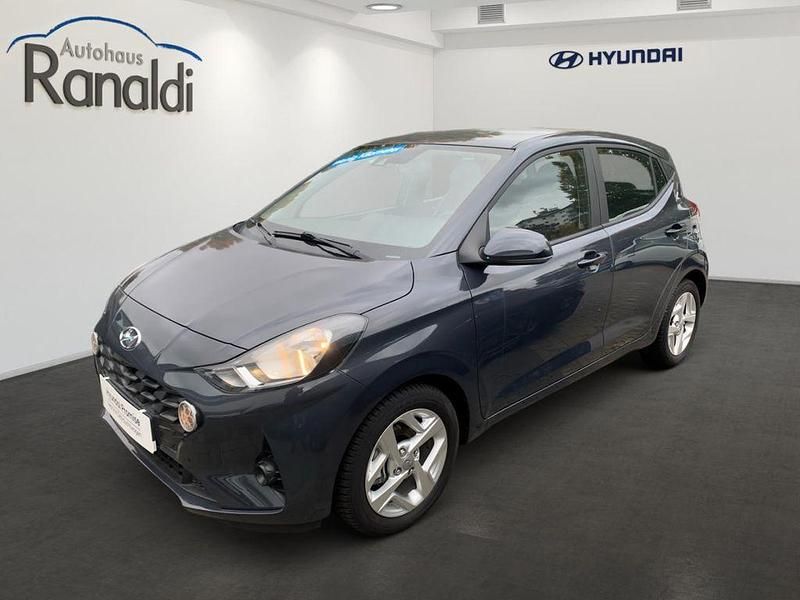 Grau Gebraucht 2022 Hyundai i10 Trend Kleinwagen | 14.890 € (Guter Preis) - Bild 1/4