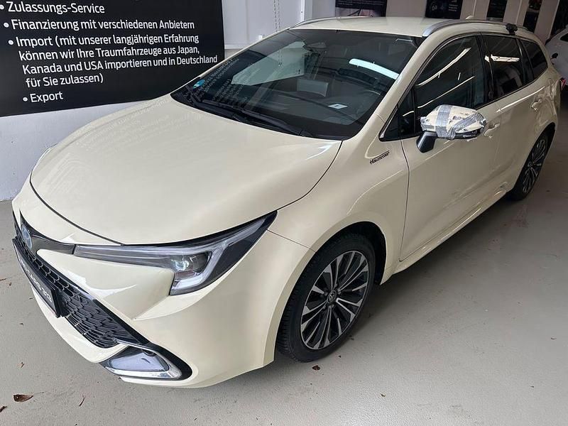 Weiß Gebraucht 2023 Toyota Corolla Team Kombi | 19.990 € (Guter Preis) - Bild 1/4