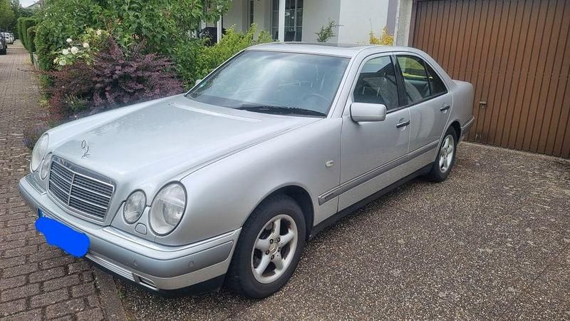 Silber Gebraucht 1998 Mercedes E240 Elegance Limousine | 2.500 € (Superpreis) - Bild 1/4