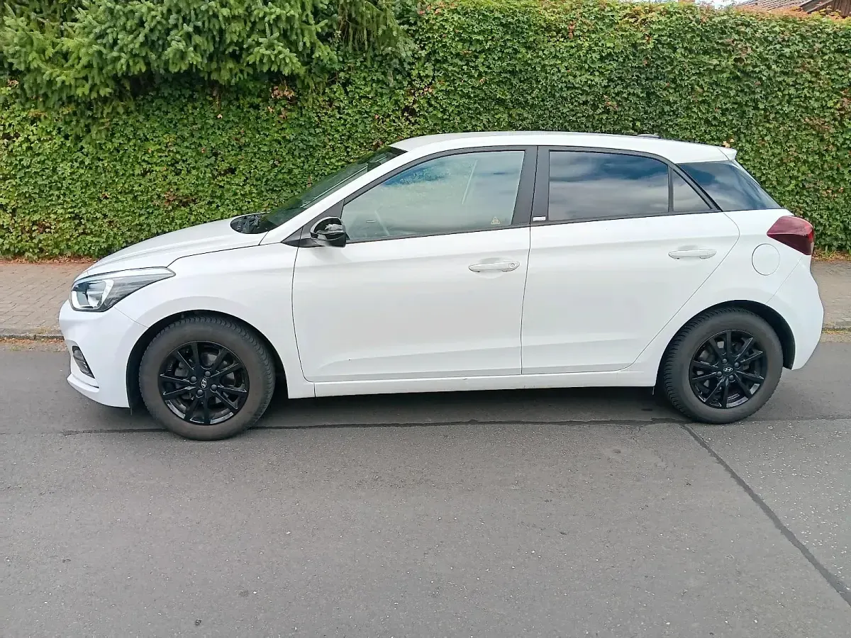 Gebraucht Hyundai i20 Advantage 84 PS (61 kW) 2020 Weiß Kleinwagen