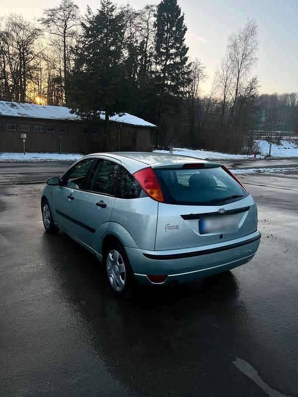 Gebraucht Ford Focus 90 PS (66 kW) 2004 Blau Kleinwagen