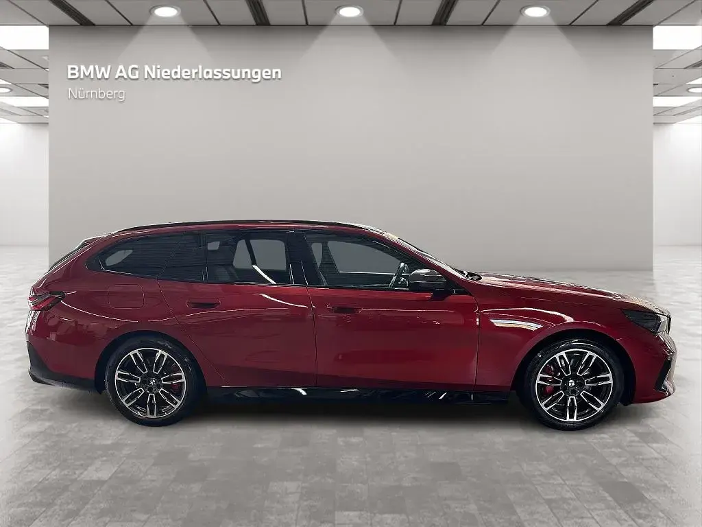 Gebraucht BMW 520 M Sport 197 PS (144 kW) 2025 Rot Kombi