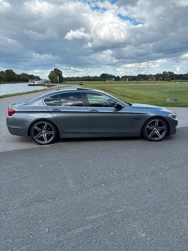 Silber Gebraucht 2013 BMW 520 Limousine | 15.500 € (Teuer) - Bild 1/4
