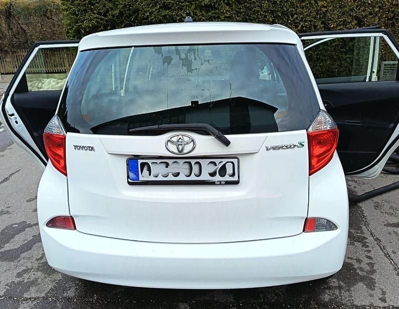 Gebraucht Toyota Verso-S 99 PS (72 kW) 2013 Grau Van / Kleinbus
