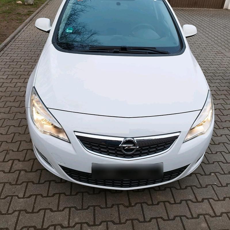 Gebraucht Opel Astra 87 PS (63 kW) 2011 Weiß Limousine
