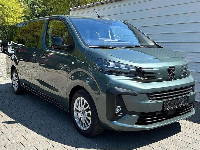 Kapari grün metallic Neu 2025 Peugeot Traveller Business-Line Van / Kleinbus | 46.290 € (Fairer Preis) - Bild 1/4