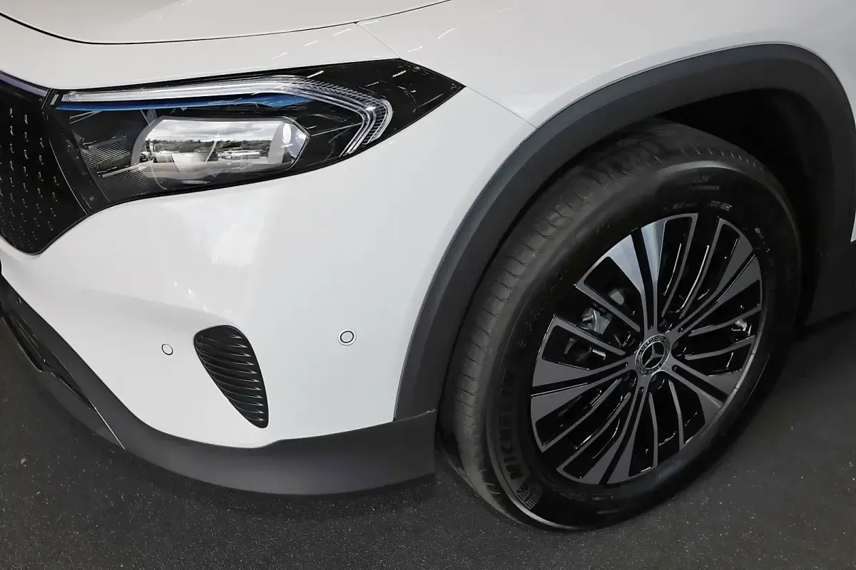 Gebraucht Mercedes EQB300 Progressive 167 kW (228 PS) 2025 Unilack polarweiß SUV