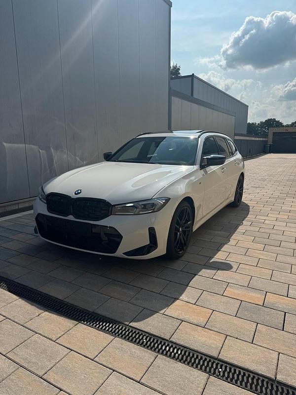 Weiß Gebraucht 2023 BMW M340 M Sport Limousine | 54.400 € (Fairer Preis) - Bild 1/4