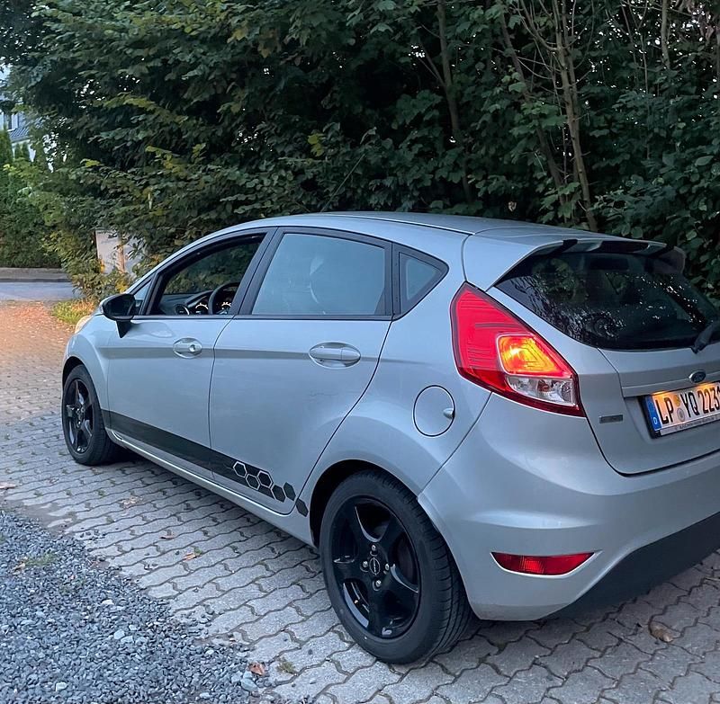 Grau Gebraucht 2014 Ford Fiesta Kleinwagen | 4.100 € (Etwas zu teuer) - Bild 1/4