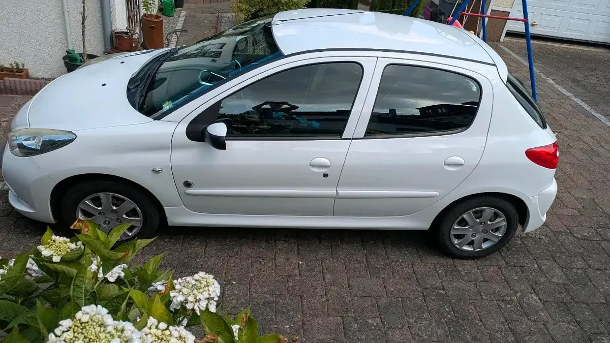 Gebraucht Peugeot 206+ 60 PS (44 kW) 2012 Weiß Kleinwagen
