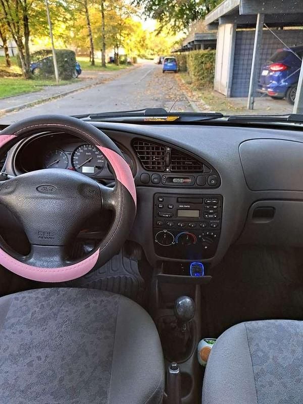 Gebraucht Ford Fiesta 50 PS (36 kW) 1999 Limousine
