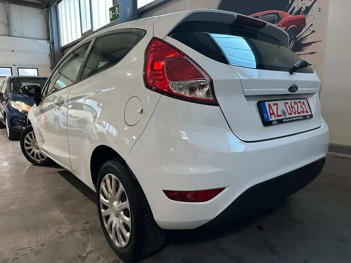 Gebraucht Ford Fiesta Trend 97 PS (71 kW) 2016 Weiß Kleinwagen