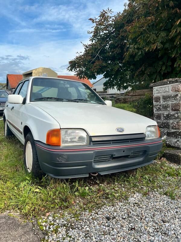 Weiß Gebraucht 1990 Ford Escort Kleinwagen | 1.750 € - Bild 1/4