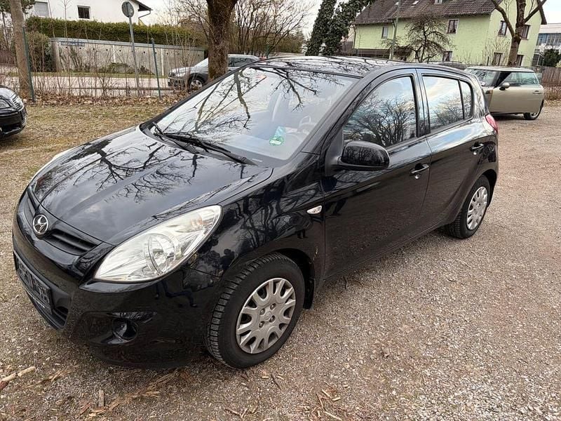 Gebraucht Hyundai i20 77 PS (56 kW) 2012 Schwarz Kleinwagen