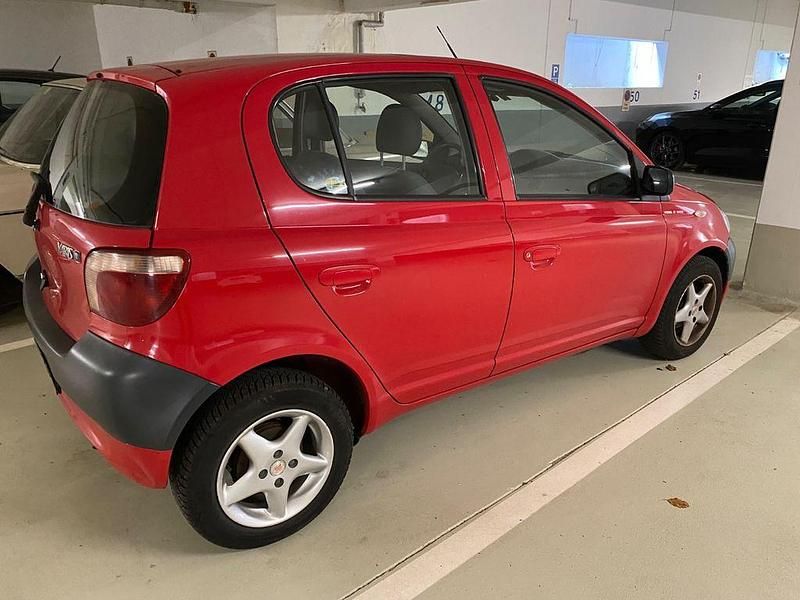 Rot Gebraucht 1999 Toyota Yaris Limousine | 1.400 € (Fairer Preis) - Bild 1/4