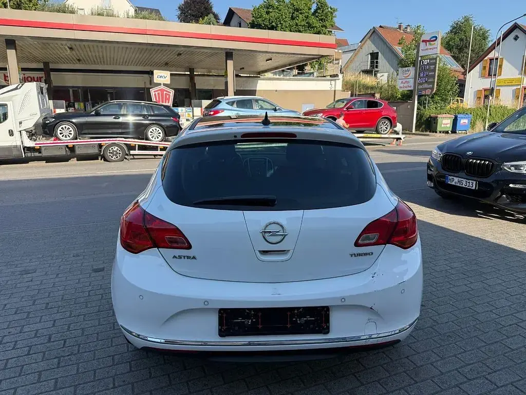 Gebraucht Opel Astra Active 140 PS (102 kW) 2013 Weiß Limousine