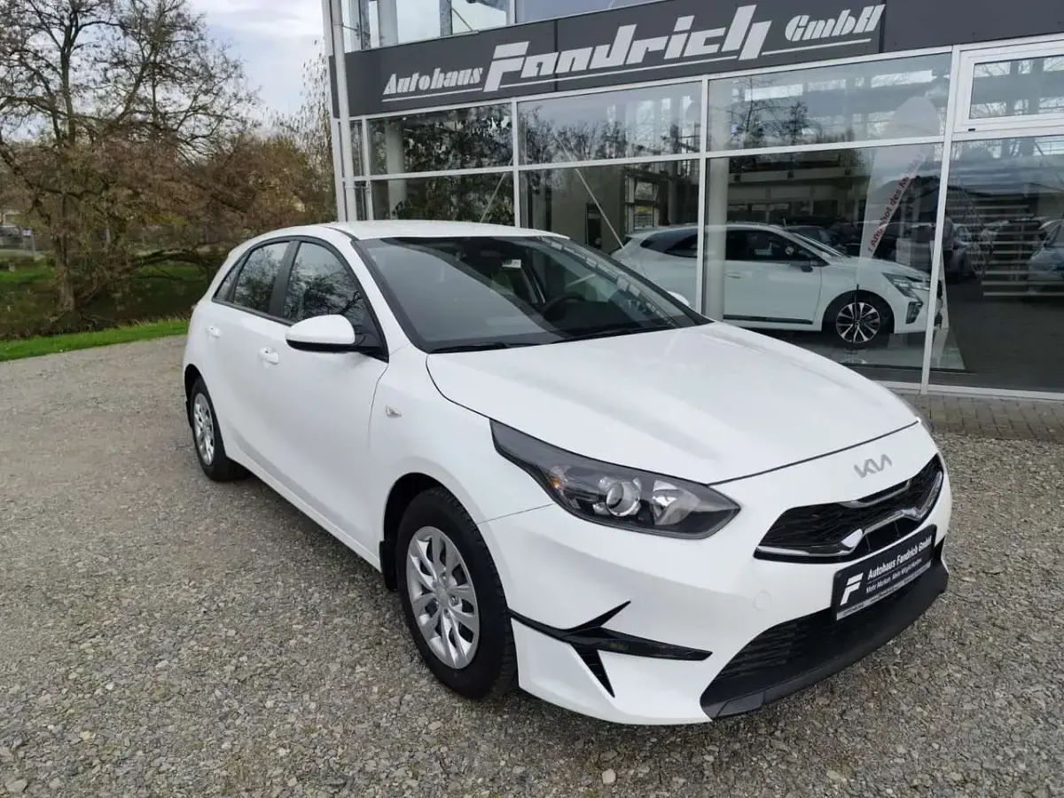 Neu Kia Ceed Vision 140 PS (102 kW) 2025 Weiß Kleinwagen