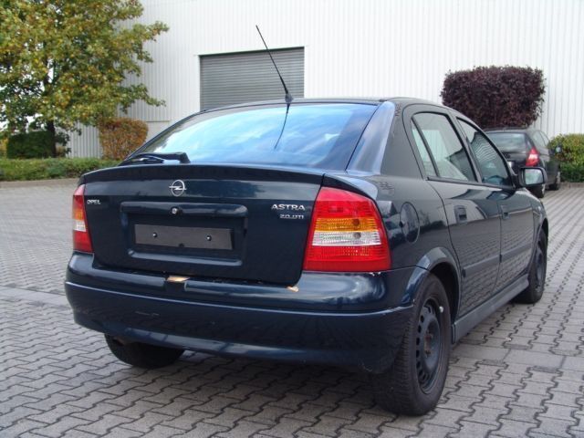 Gebraucht Opel Astra 101 PS (74 kW) 2002 Blau metallic Limousine