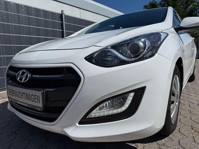 Weiß Gebraucht 2015 Hyundai i30 Classic Limousine | 5.600 € (Guter Preis) - Bild 1/4