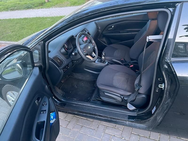 Używany Kia Rio Edition 7 75 KM (55 kW) 2012 Czarny Sedan/Limuzyna