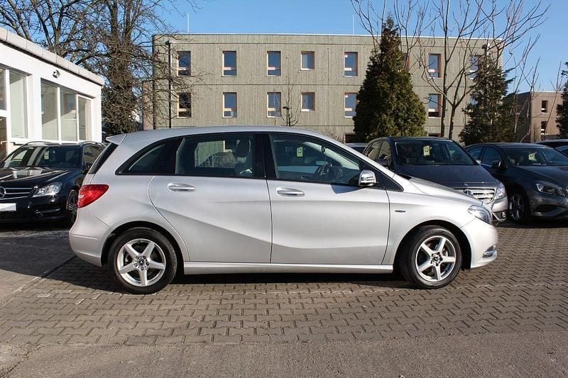 Gebraucht Mercedes B180 122 PS (89 kW) 2012 Silber Van / Kleinbus