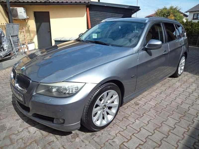 Spacegrau metallic Gebraucht 2011 BMW 325 Sport Line Kombi | 16.990 € (Teuer) - Bild 1/4