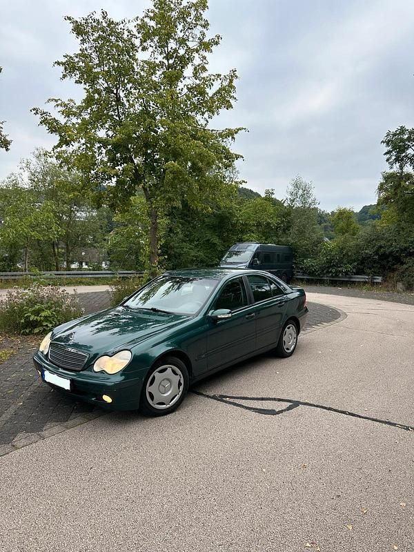 Grün Gebraucht 2000 Mercedes C240 Limousine | 2.999 € - Bild 1/4