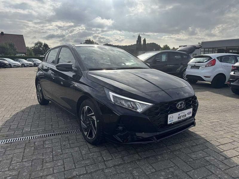 Phantom black metallic Gebraucht 2023 Hyundai i20 Trend Limousine | 17.900 € (Fairer Preis) - Bild 1/4