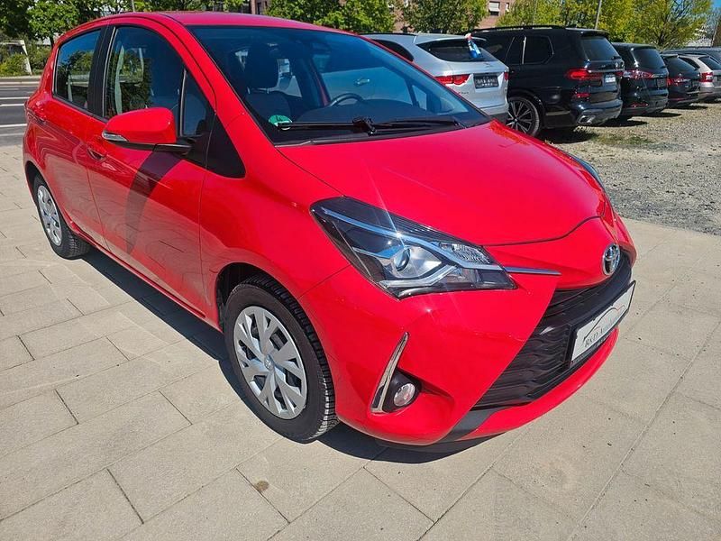 Gebraucht Toyota Yaris Comfort 111 PS (81 kW) 2020 Rot Limousine