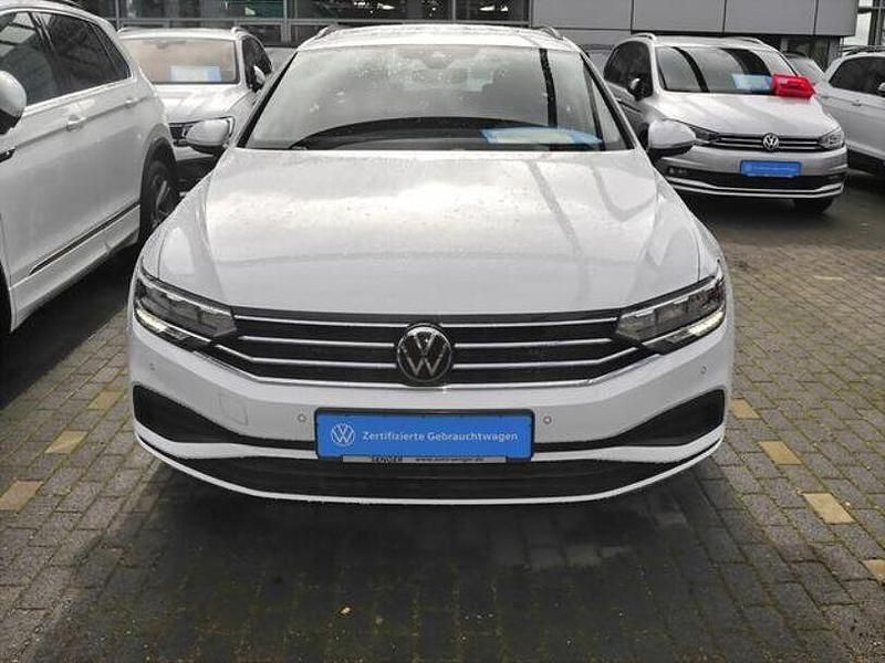 Gebraucht VW Passat Basis 150 PS (110 kW) 2024 Weiß Kombi