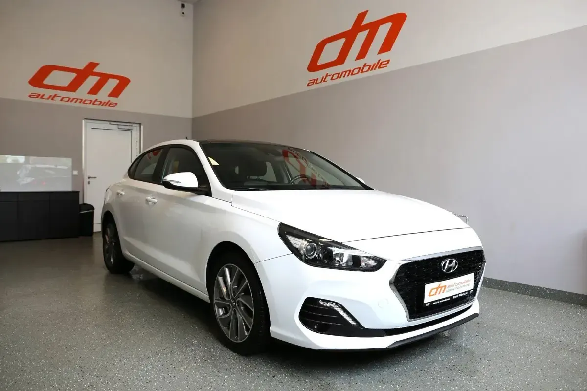 Gebraucht Hyundai i30 Style 140 PS (102 kW) 2019 Weiß Limousine