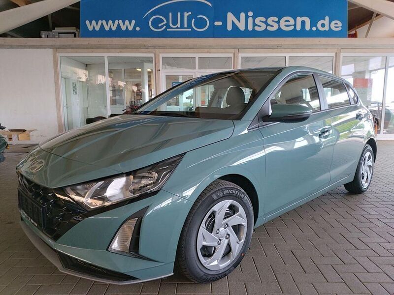Grün Neu 2025 Hyundai i20 Comfort Limousine | 20.950 € (Superpreis) - Bild 1/4