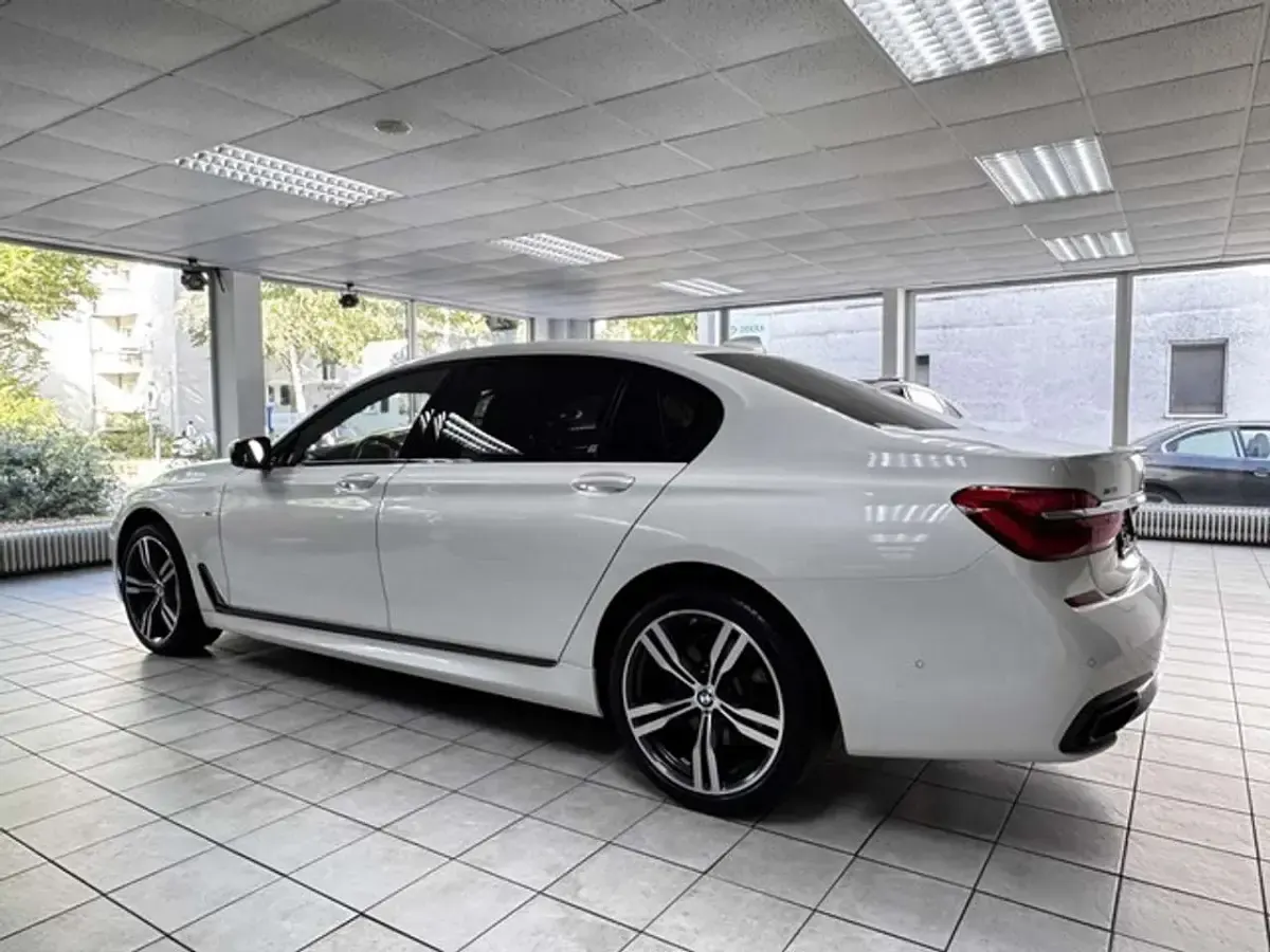 Gebraucht BMW 750L M Sport 400 PS (294 kW) 2016 Brillant weiss Limousine