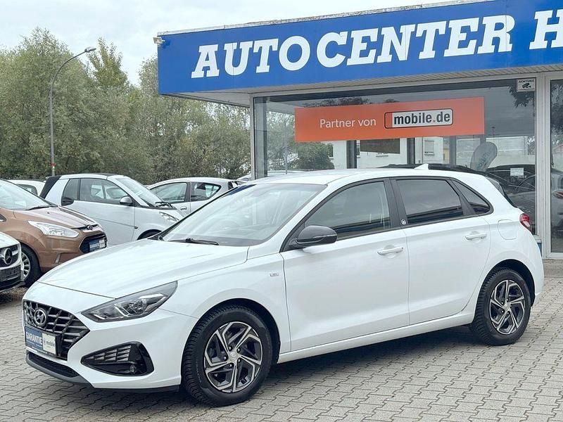 Weiß Gebraucht 2022 Hyundai i30 Edition 30 Limousine | 16.590 € (Fairer Preis) - Bild 1/4